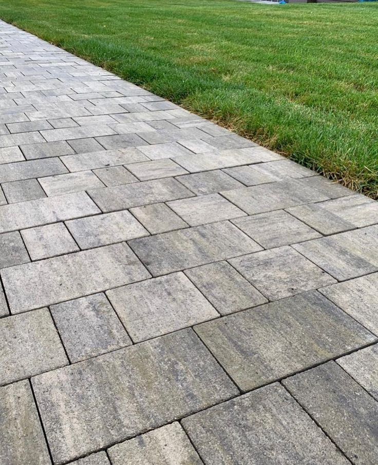 Подвір'я з бруківкою